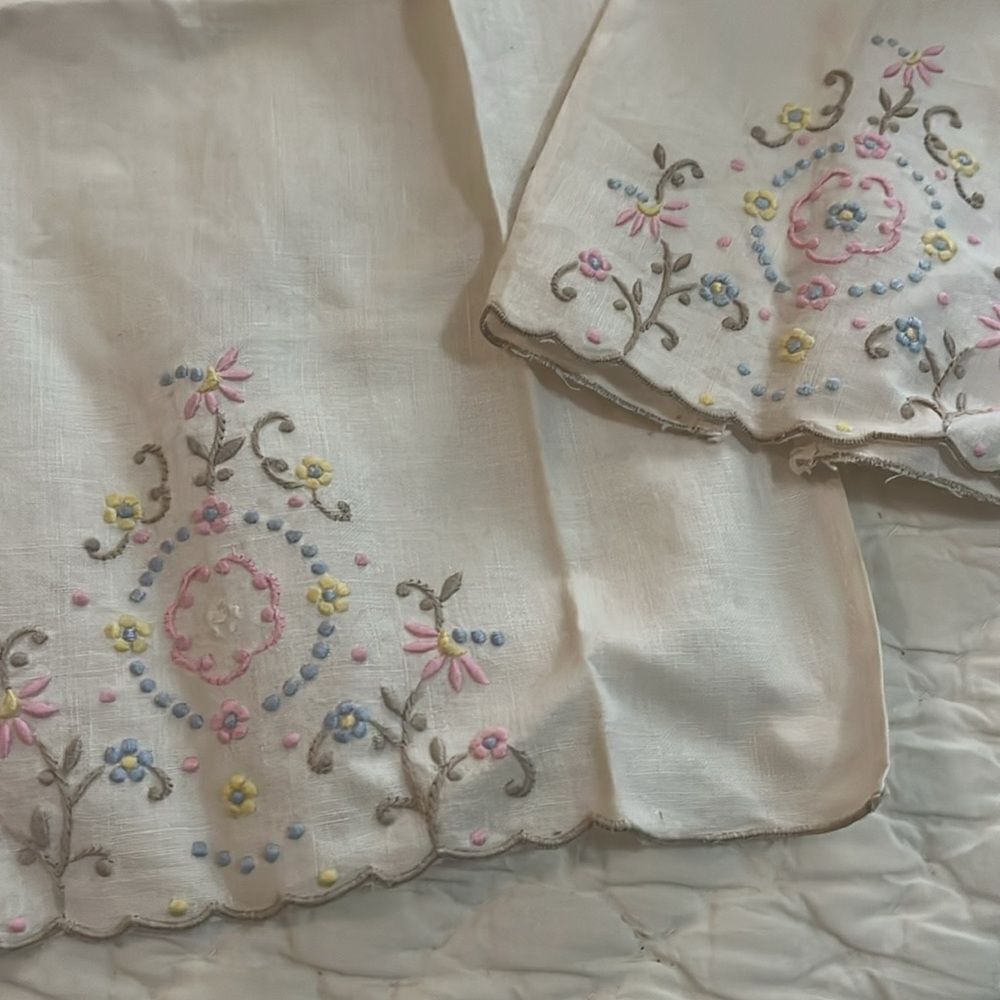Floral Embroidered Linens Set - Picture 5 of 6